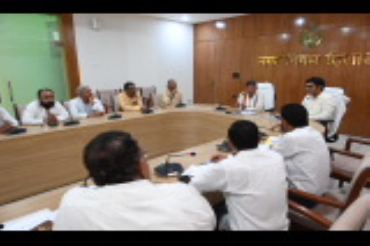 Mayor ordered the public health department to get the manholes of the colonies cleaned