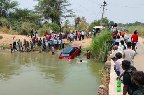 High speed car fell into Ramganga canal, major accident averted
