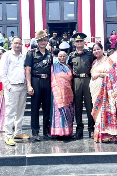 Two promising students of Ranikhet Abhinav and Saket became lieutenants in the army