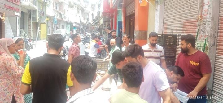 Quenched the thirst of passersby by setting up a Chhabil