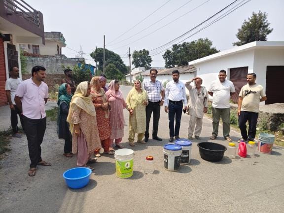 People demonstrated in Madi by keeping empty utensils on the road