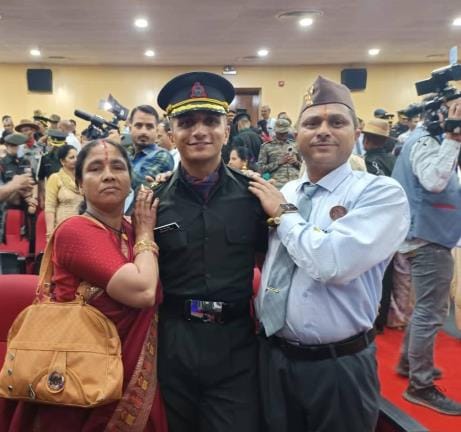 Hansadatta of Jhakra and Manish of Thakurdwara became officers in the army