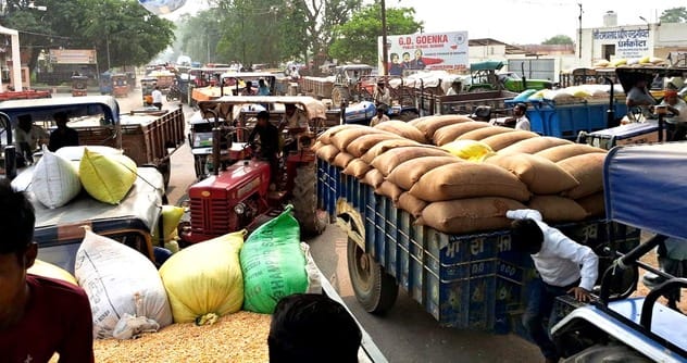 Traffic jam on the highway in Ujhani, hundreds of vehicles stranded