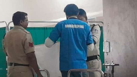 अस्पताल में मौजूद पुलिस।