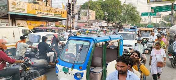 Traffic jam in Vrindavan on weekend, people suffering in heat