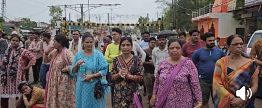 बालिका की मौत के बाद चक्का जाम करती महिलाएं