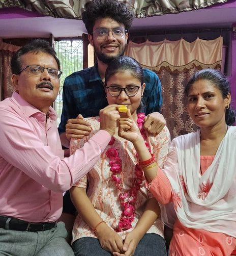 Sakshi got success in NEET, congratulations are being received