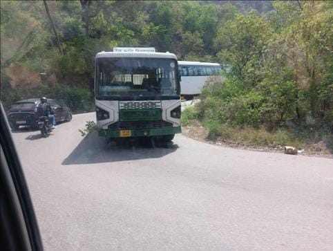The broken HRTC bus in Mandap has not been repaired even after three days, there is a traffic jam