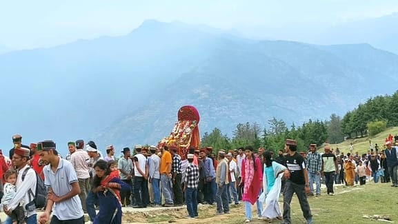 Devotees gathered to have darshan of deity Bijli Mahadev