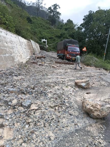 Heavy rain from night to morning, traffic disrupted on two roads