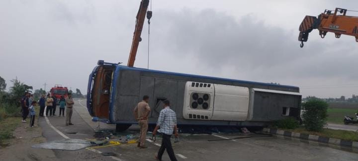 Private tourist bus lost control and overturned after hitting divider, 22 injured