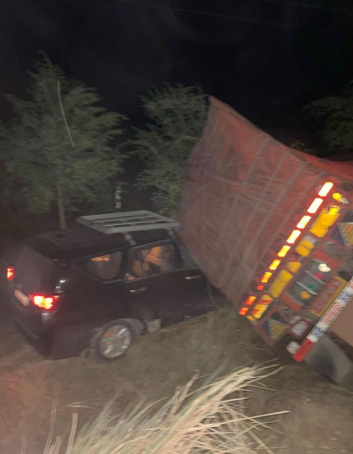 Uncontrolled truck overturns on car, survivors