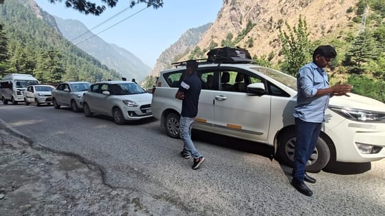 When tourists came on weekends, traffic jams slowed down the speed of vehicles
