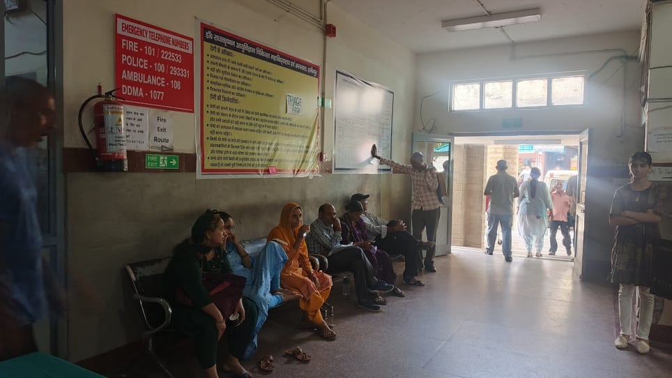 Slow speed of fans in the hospital, patients helpless in the scorching heat