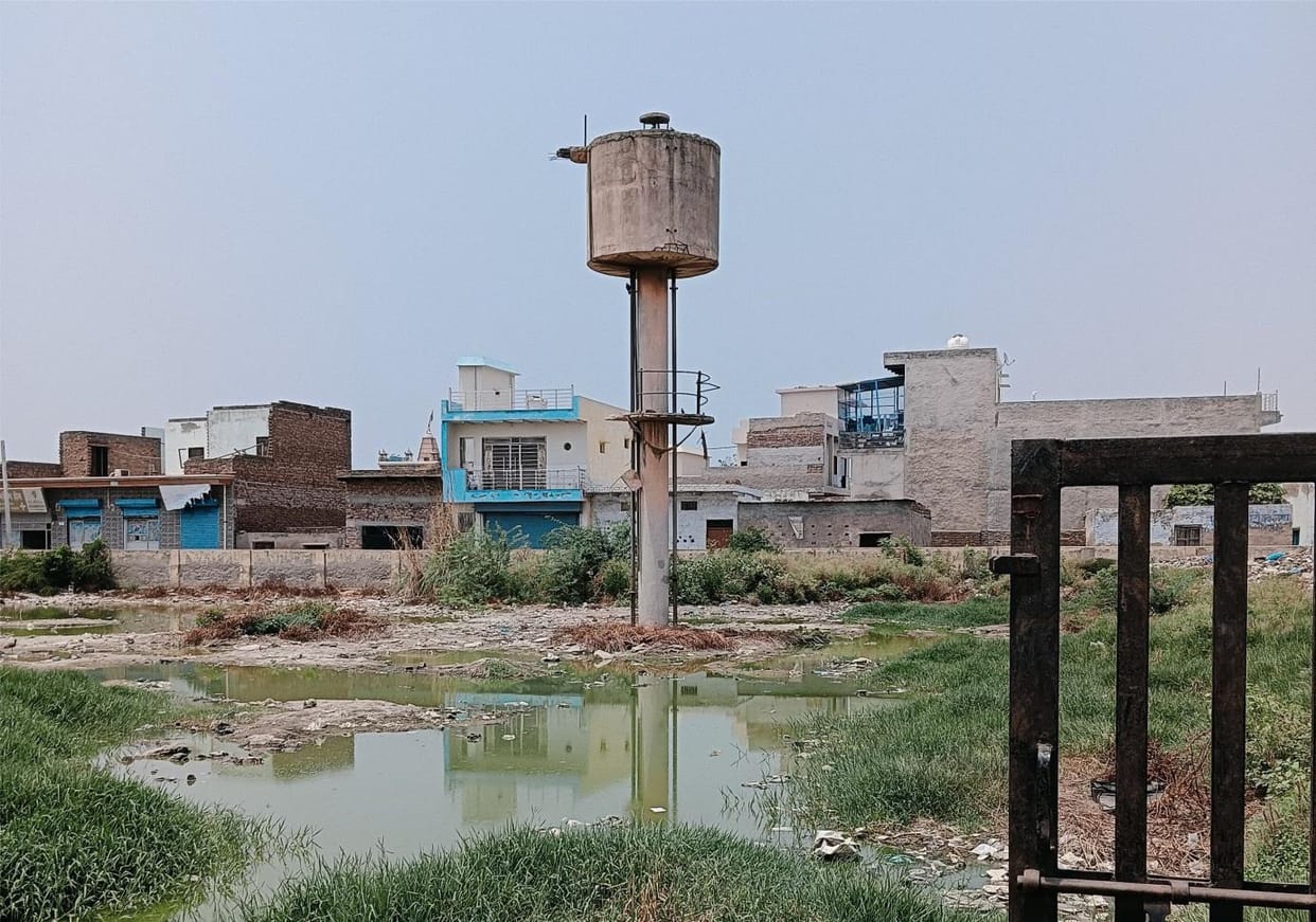 The tank built for the drinking water supply of the market is in bad condition since 30 years