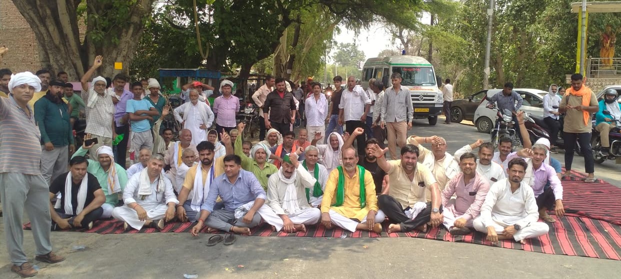 Bhakiyu Apolitical blocked the roads over unannounced power cuts