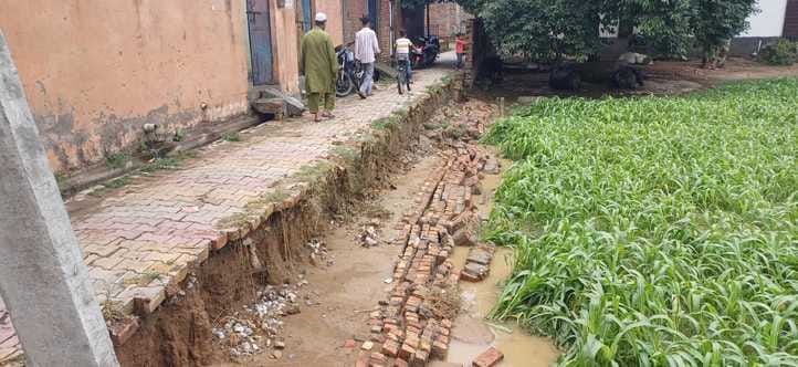Interlocking road collapsed in the rain, electricity pole also fell