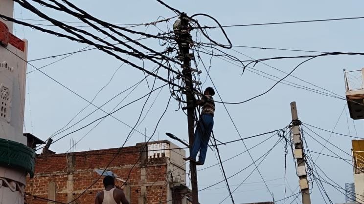 Unannounced power cuts in scorching heat, drinking water problem deepens
