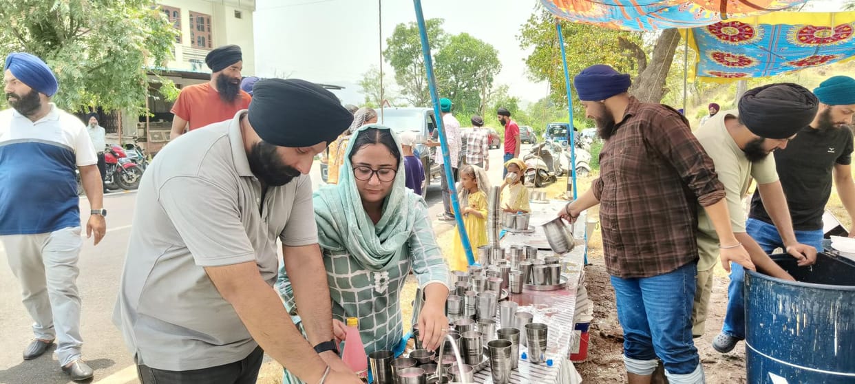 Quenched the thirst of passersby by setting up a Chhabil