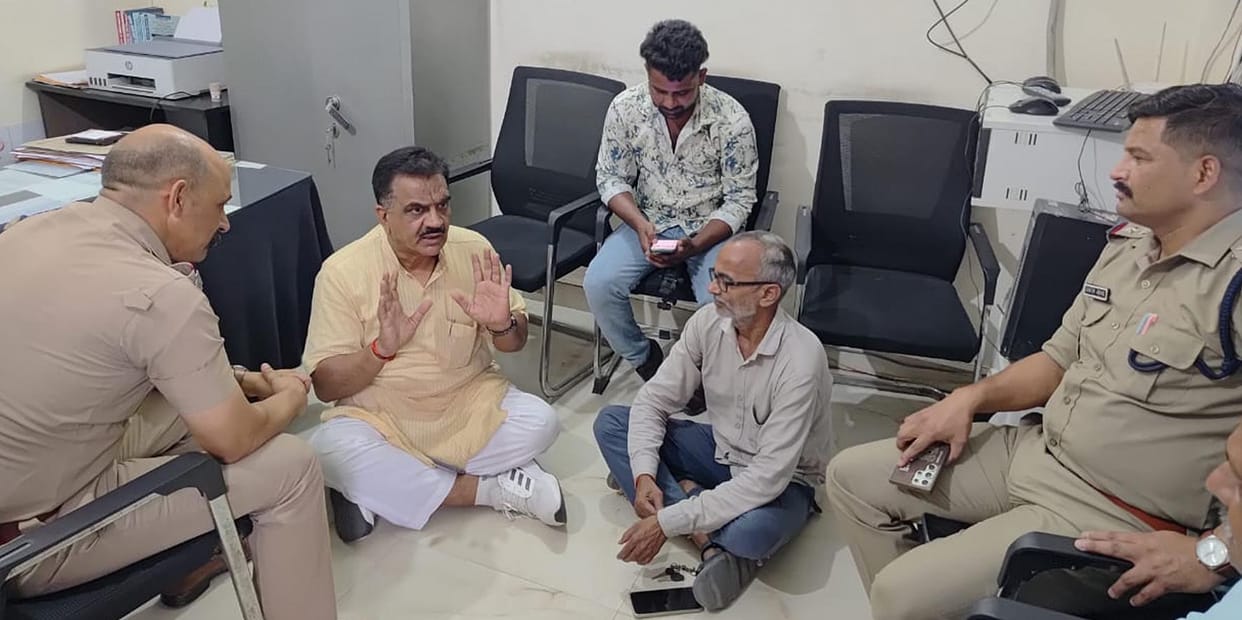 Business Board President called to the police station, Thukral sat on strike in protest