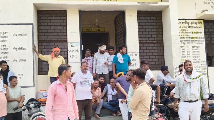 People upset due to lack of electricity create ruckus