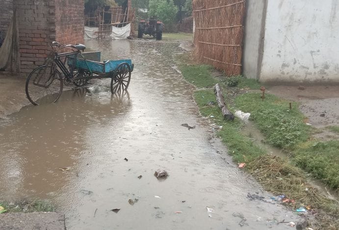 Strong wind and rain caused power outage, waterlogging on roads