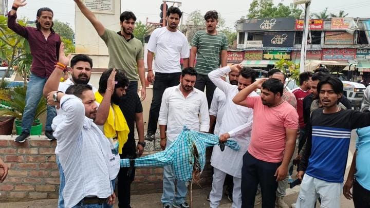 In protest against the lathi charge on students at HAU, students and social organizations staged a demonstration.