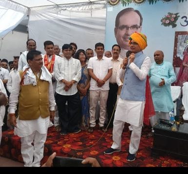 जनसंवाद कार्यक्रम में जनता से सीधे रुबरू हुए केंद्रीय मंत्री शिवराज सिंह चौहान।