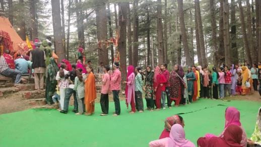 Devotees took blessings at the fair held at Naina Devi