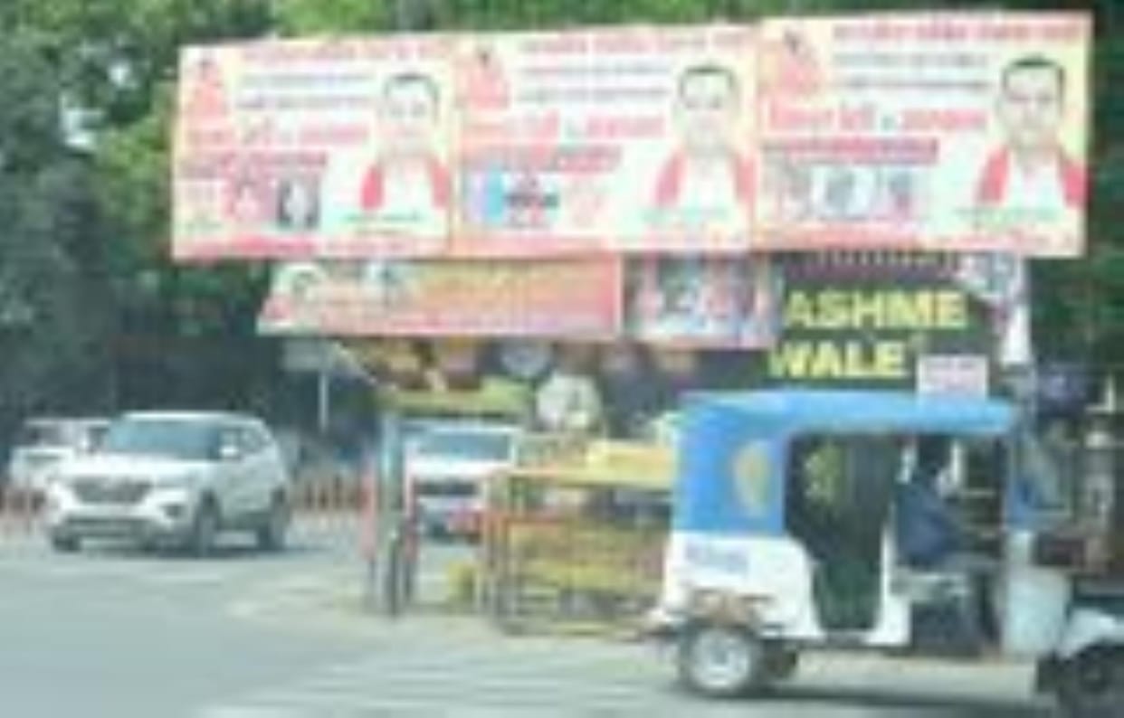 More than three thousand illegal hoardings in the city, officers turn a blind eye