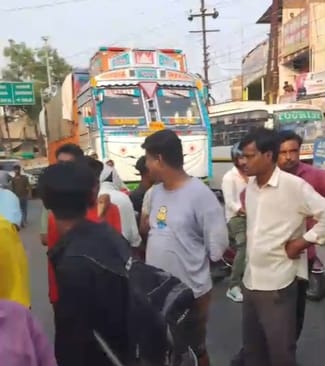 Eunuchs create ruckus against Phulpur police