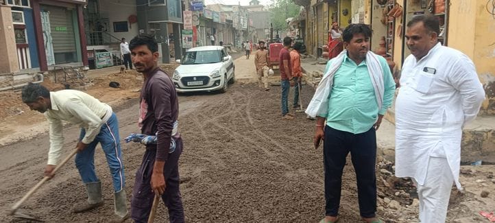 Principal Ramesh Saini inspected the road construction work, checked the quality of construction material.