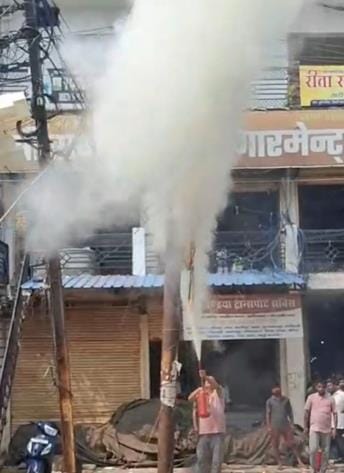Pole and wire caught fire in Bardahiya market, commotion