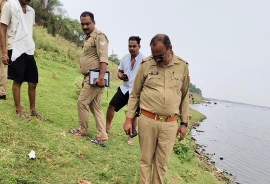 An old man committed suicide by jumping into the Yamuna; he could not be identified