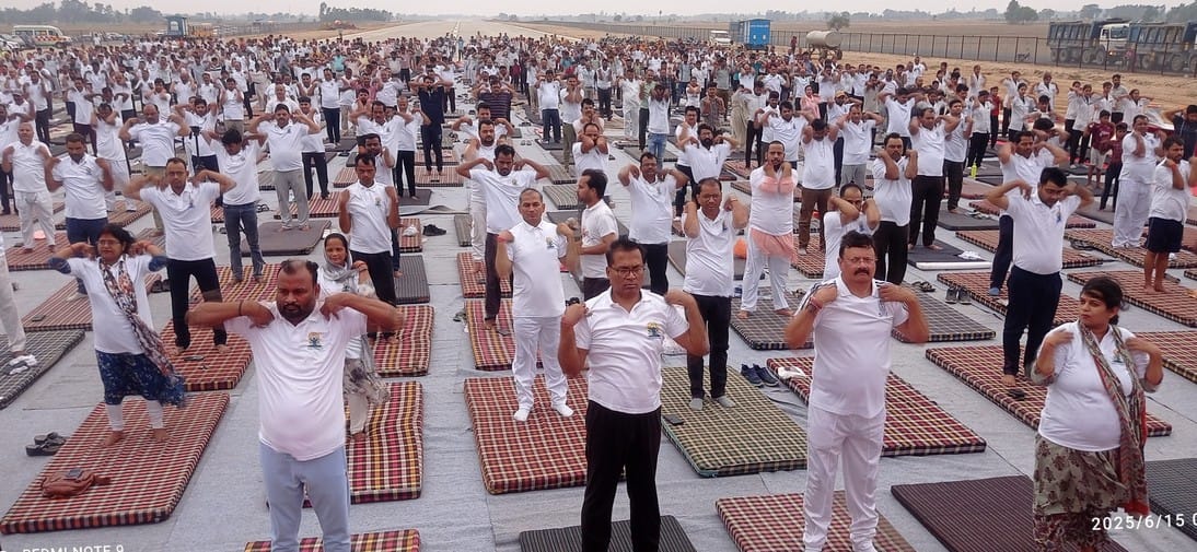 Ganga Expressway: Yoga week begins with yoga practice on the runway