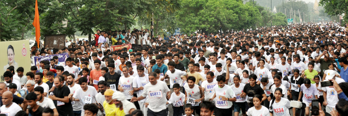Chief Minister showered flowers on the runners in Yoga Marathon, filled them with enthusiasm