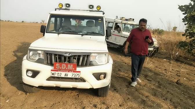 कार्रवाई करती प्रशासनिक टीम।