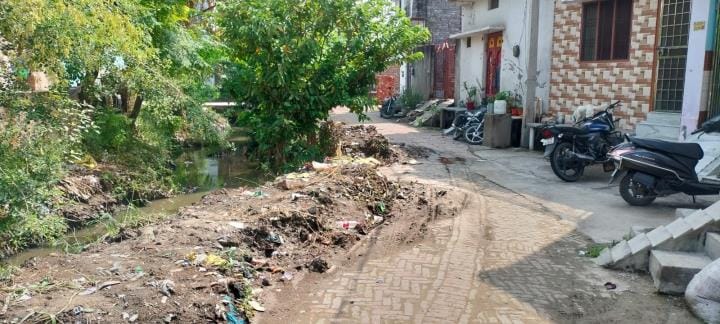 The garbage was taken out from the drains and dumped on the roadside