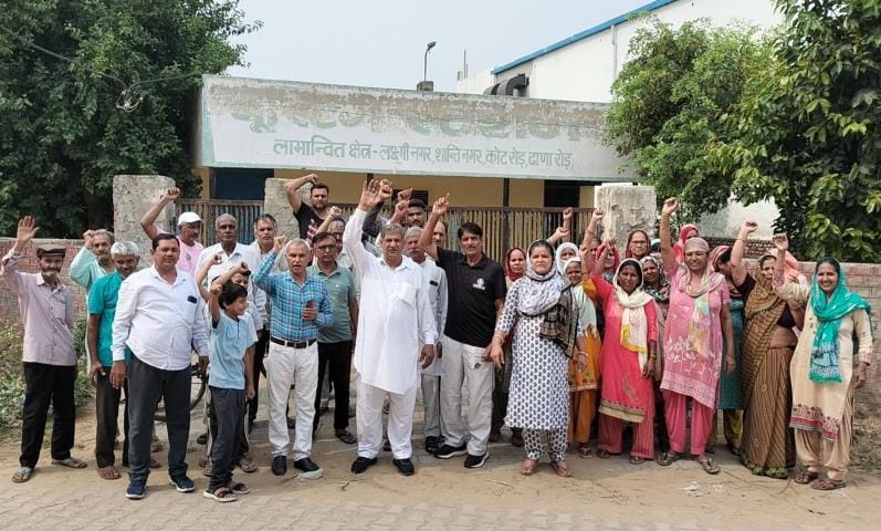 People troubled by water shortage protested at Laxmi Nagar booster