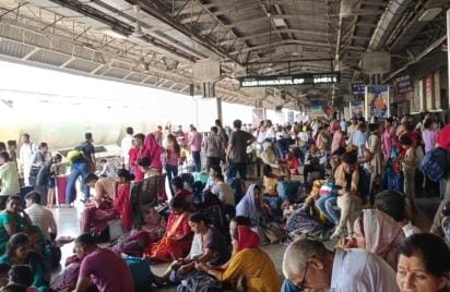 Waiting for trains in scorching heat has become a problem, passengers are in distress