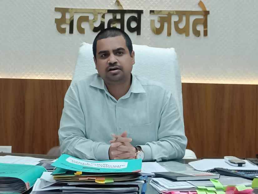 प्रेस कॉन्फ्रेंस को संबोधित करते जिलाधिकारी सावन कुमार।