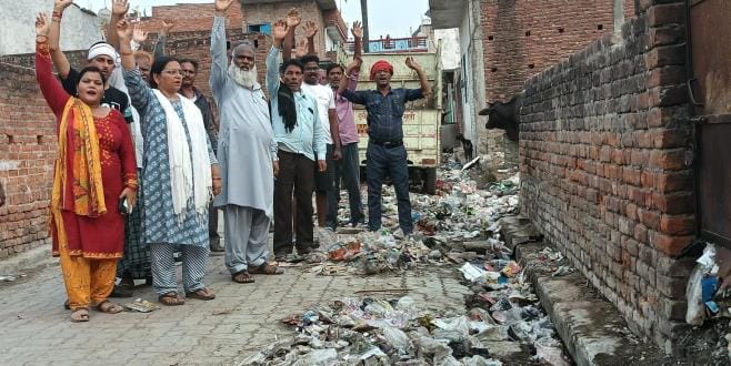 Protest due to lack of cleanliness even after minister's inspection