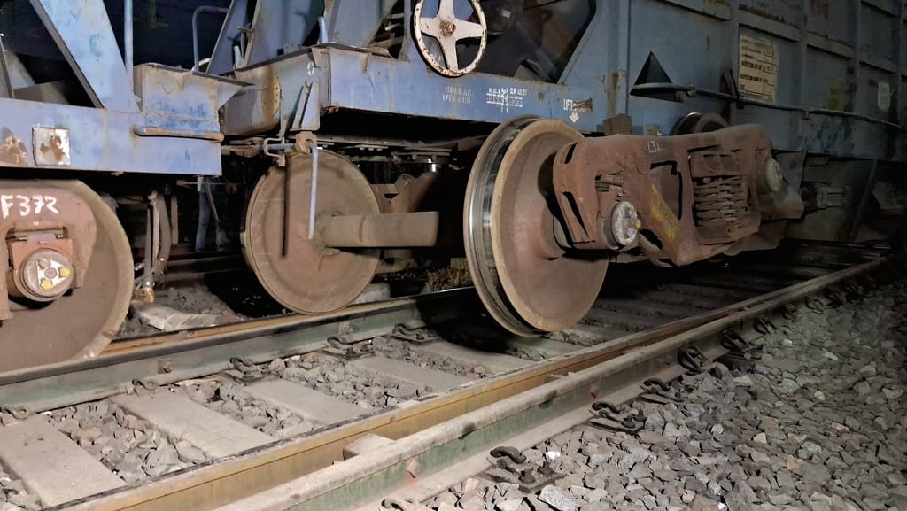 Muzaffarpur Bihar news :goods train derailed main line disturb rail officers on incident place