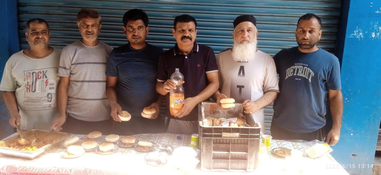 Quenched the thirst of passersby by setting up a Chhabil