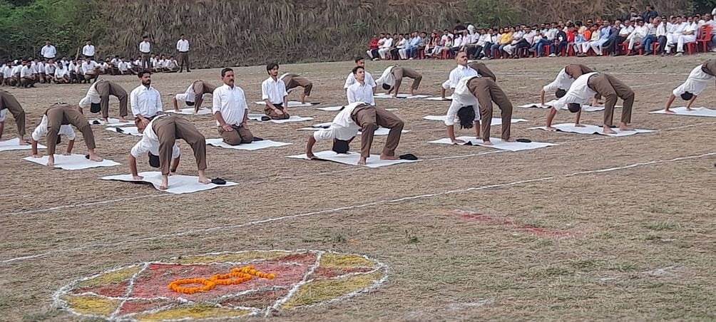 Beautiful demonstration of yoga in RSS training camp