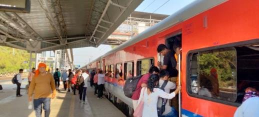 Avadh Assam Express arrived 11 hours late, passengers were troubled