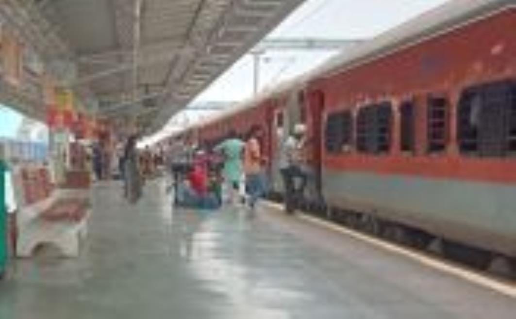 Four trains cancelled, Vandebharat and special trains slow down