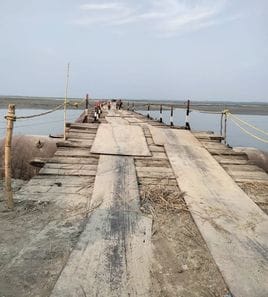The pontoon bridge is closed, now you will have to take a detour of 65 km