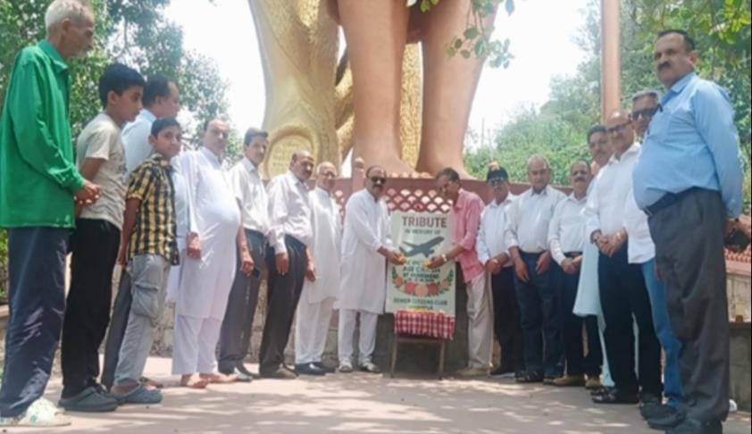 Senior Citizens Club paid tribute to the victims of the plane crash