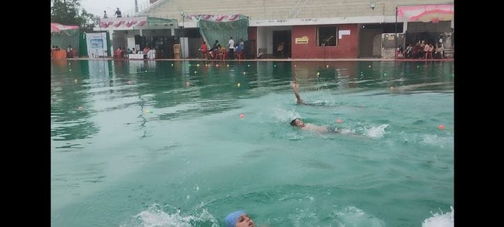 Eva Mor won 3 golds in swimming competition